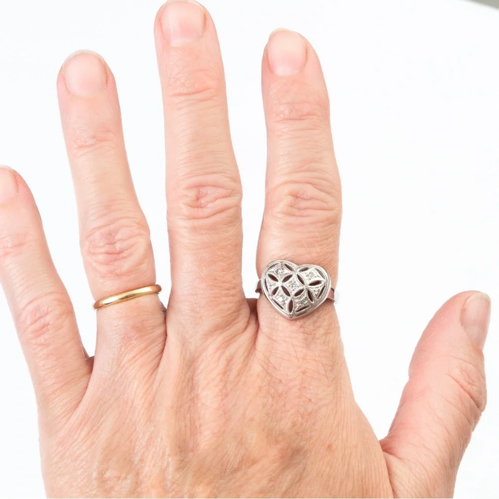 Heart shaped concave ring filigree, etching & small diamonds & sterling silver 8 - Picture 3 of 16